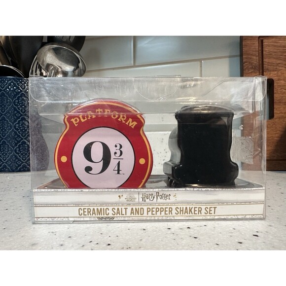 Harry Potter Hogwarts Express Ceramic Salt and Pepper Shaker Set New - Picture 3 of 6
